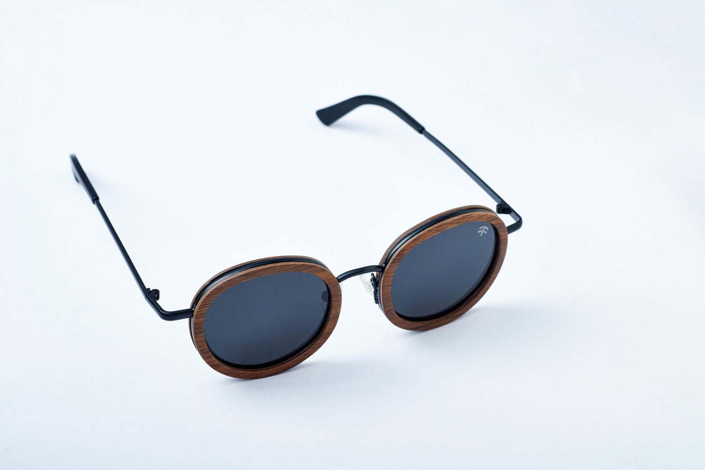 BALI in walnut wood and metal