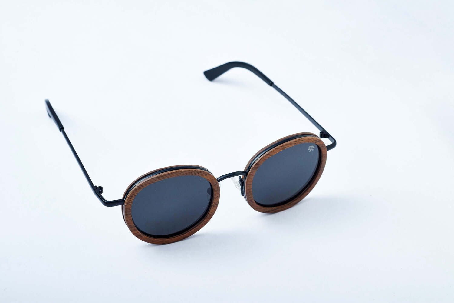 BALI in walnut wood and metal