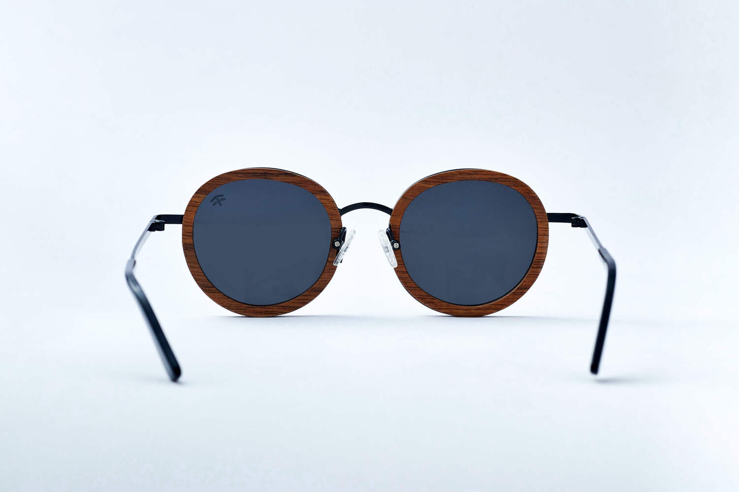 BALI in walnut wood and metal